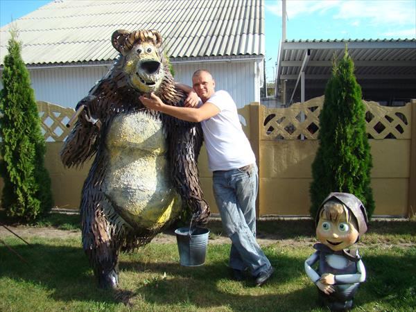 Коваль Дмитро Ворчаков за роботою в кузні
